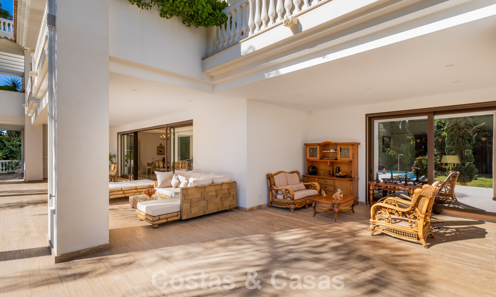 Villa classique à vendre à quelques mètres de la plage et du parcours de golf, sur le New Golden Mile entre Marbella et Estepona 802736
