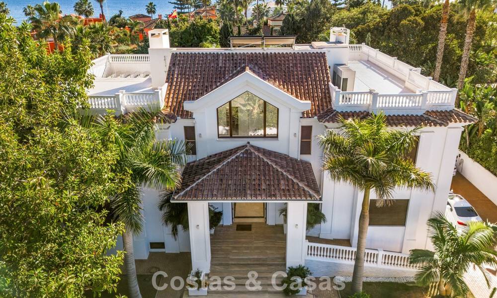 Villa classique à vendre à quelques mètres de la plage et du parcours de golf, sur le New Golden Mile entre Marbella et Estepona 802737
