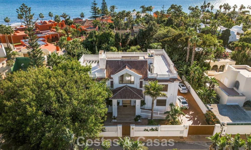 Villa classique à vendre à quelques mètres de la plage et du parcours de golf, sur le New Golden Mile entre Marbella et Estepona 802738