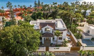 Villa classique à vendre à quelques mètres de la plage et du parcours de golf, sur le New Golden Mile entre Marbella et Estepona 802738 
