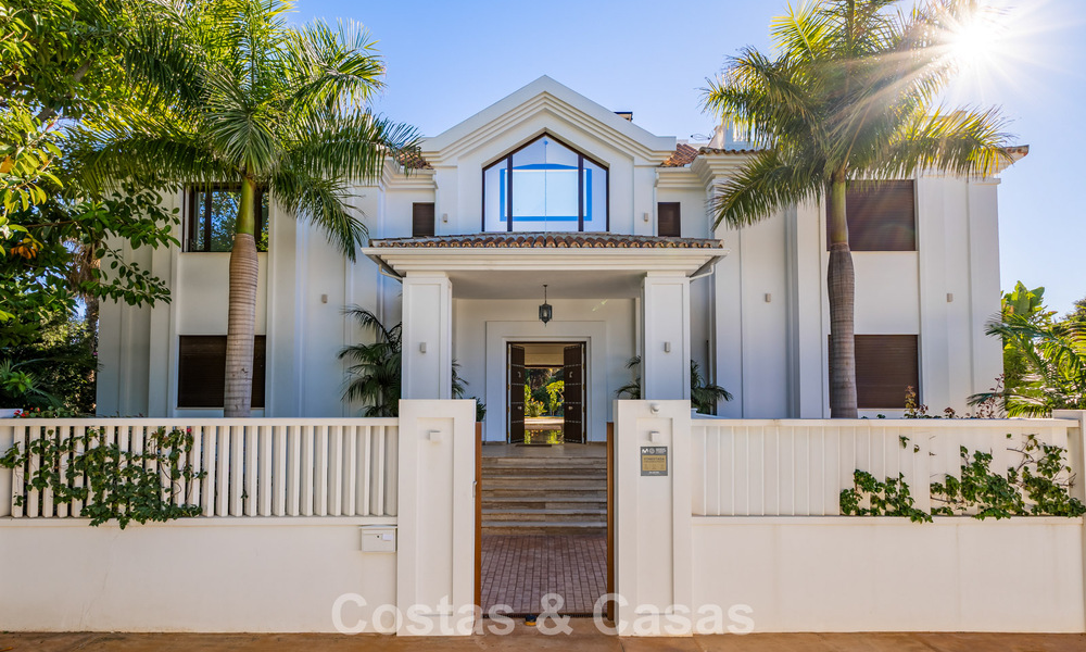 Villa classique à vendre à quelques mètres de la plage et du parcours de golf, sur le New Golden Mile entre Marbella et Estepona 802739