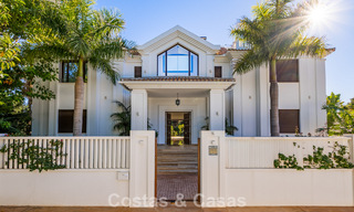Villa classique à vendre à quelques mètres de la plage et du parcours de golf, sur le New Golden Mile entre Marbella et Estepona 802739 