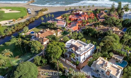Villa classique à vendre à quelques mètres de la plage et du parcours de golf, sur le New Golden Mile entre Marbella et Estepona 802741