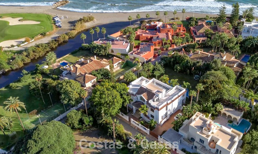 Villa classique à vendre à quelques mètres de la plage et du parcours de golf, sur le New Golden Mile entre Marbella et Estepona 802741