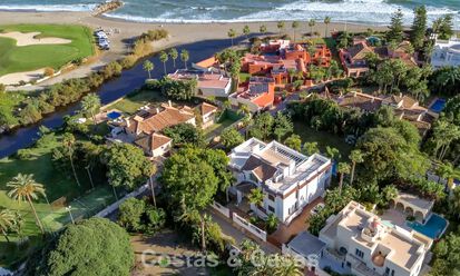 Villa classique à vendre à quelques mètres de la plage et du parcours de golf, sur le New Golden Mile entre Marbella et Estepona 802741