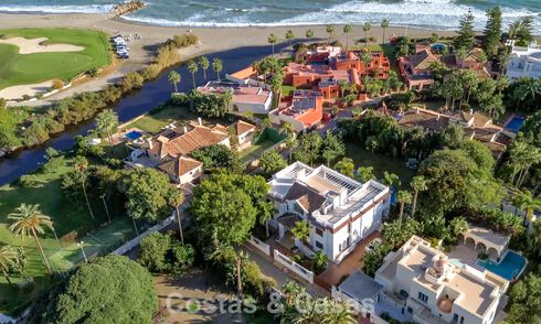 Villa classique à vendre à quelques mètres de la plage et du parcours de golf, sur le New Golden Mile entre Marbella et Estepona 802741