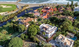 Villa classique à vendre à quelques mètres de la plage et du parcours de golf, sur le New Golden Mile entre Marbella et Estepona 802741 