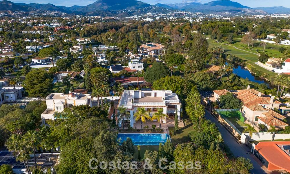 Villa classique à vendre à quelques mètres de la plage et du parcours de golf, sur le New Golden Mile entre Marbella et Estepona 802742