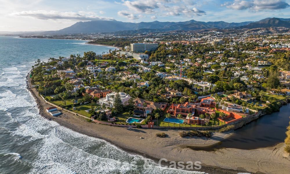 Villa classique à vendre à quelques mètres de la plage et du parcours de golf, sur le New Golden Mile entre Marbella et Estepona 802743