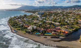 Villa classique à vendre à quelques mètres de la plage et du parcours de golf, sur le New Golden Mile entre Marbella et Estepona 802743 