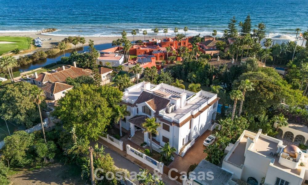 Villa classique à vendre à quelques mètres de la plage et du parcours de golf, sur le New Golden Mile entre Marbella et Estepona 802744