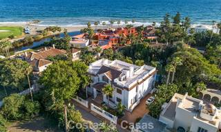 Villa classique à vendre à quelques mètres de la plage et du parcours de golf, sur le New Golden Mile entre Marbella et Estepona 802744 