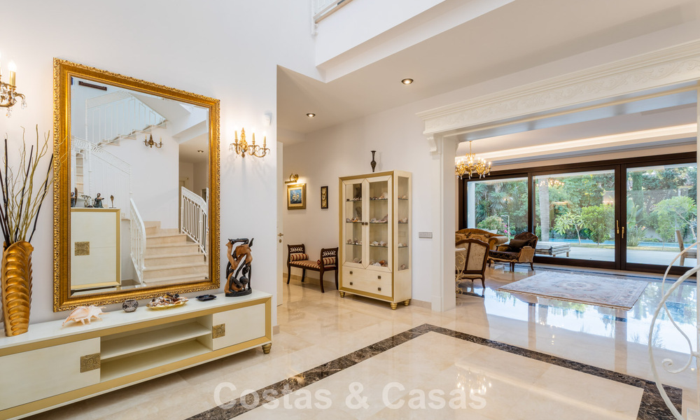 Villa classique à vendre à quelques mètres de la plage et du parcours de golf, sur le New Golden Mile entre Marbella et Estepona 802745