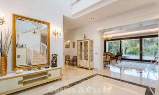 Villa classique à vendre à quelques mètres de la plage et du parcours de golf, sur le New Golden Mile entre Marbella et Estepona 802745 