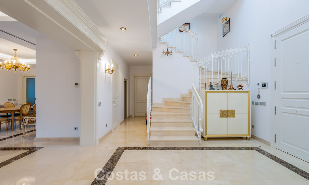 Villa classique à vendre à quelques mètres de la plage et du parcours de golf, sur le New Golden Mile entre Marbella et Estepona 802746