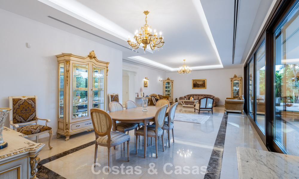 Villa classique à vendre à quelques mètres de la plage et du parcours de golf, sur le New Golden Mile entre Marbella et Estepona 802747