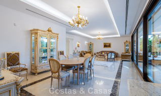 Villa classique à vendre à quelques mètres de la plage et du parcours de golf, sur le New Golden Mile entre Marbella et Estepona 802747 