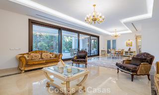 Villa classique à vendre à quelques mètres de la plage et du parcours de golf, sur le New Golden Mile entre Marbella et Estepona 802748 