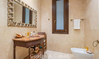 Villa classique à vendre à quelques mètres de la plage et du parcours de golf, sur le New Golden Mile entre Marbella et Estepona 802749 