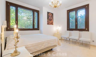 Villa classique à vendre à quelques mètres de la plage et du parcours de golf, sur le New Golden Mile entre Marbella et Estepona 802750 