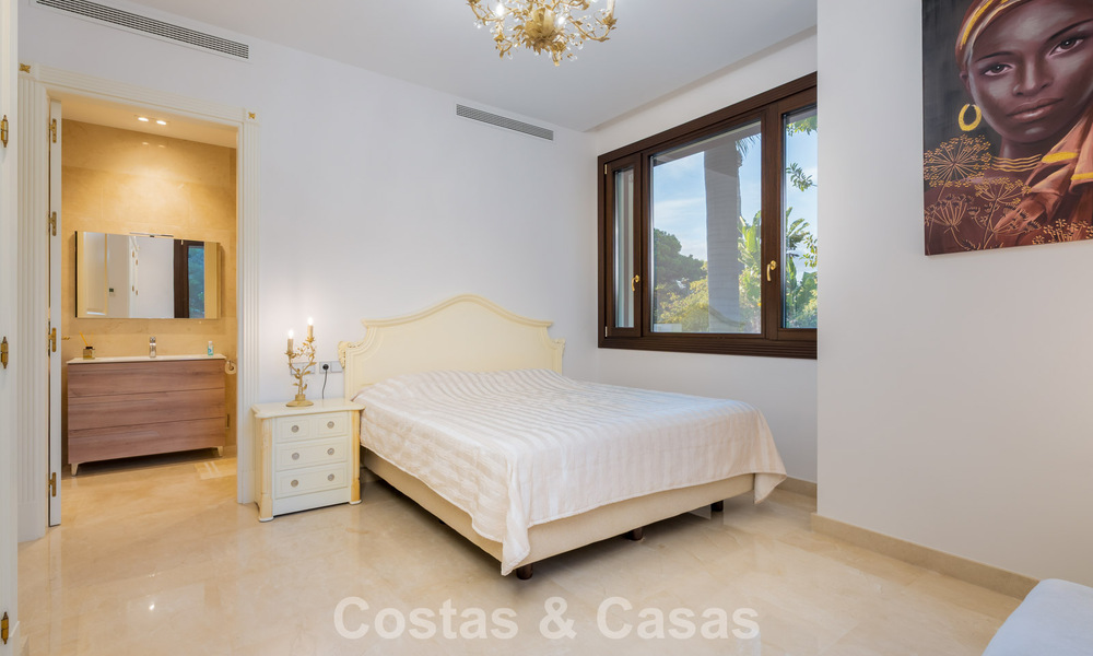 Villa classique à vendre à quelques mètres de la plage et du parcours de golf, sur le New Golden Mile entre Marbella et Estepona 802751