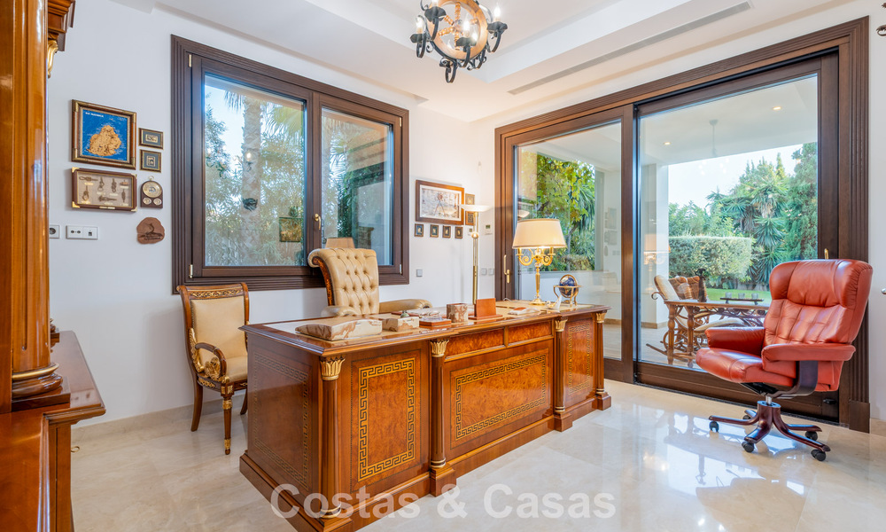 Villa classique à vendre à quelques mètres de la plage et du parcours de golf, sur le New Golden Mile entre Marbella et Estepona 802752