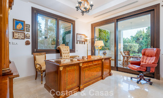 Villa classique à vendre à quelques mètres de la plage et du parcours de golf, sur le New Golden Mile entre Marbella et Estepona 802752 