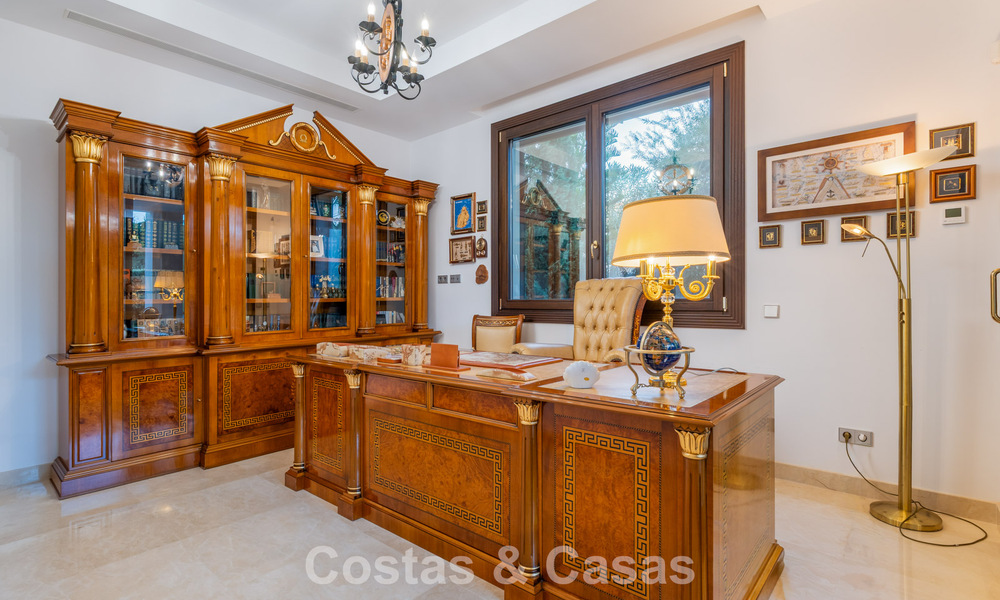Villa classique à vendre à quelques mètres de la plage et du parcours de golf, sur le New Golden Mile entre Marbella et Estepona 802753