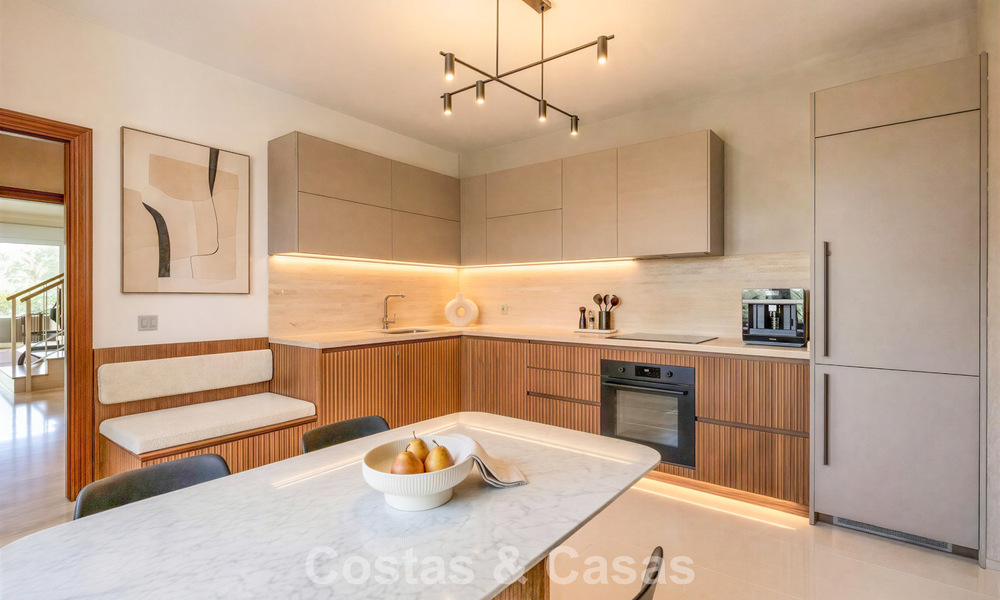 Villa jumelée avec un excellent potentiel à vendre, en première ligne de golf à Nueva Andalucía, Marbella 802864
