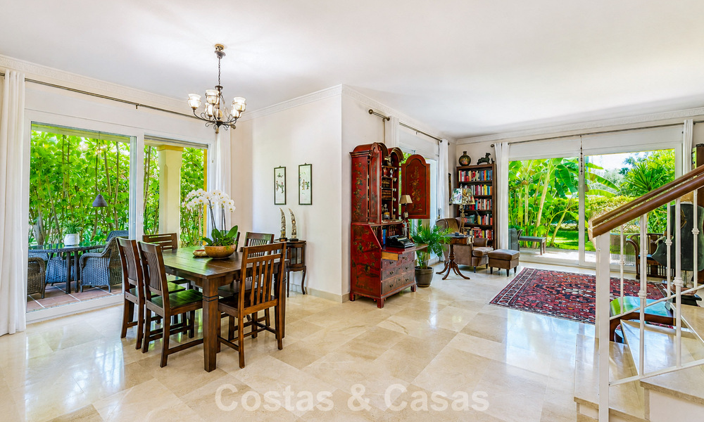 Villa jumelée avec un excellent potentiel à vendre, en première ligne de golf à Nueva Andalucía, Marbella 802879