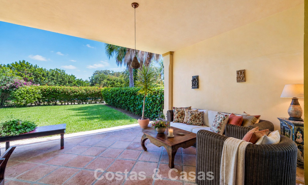 Villa jumelée avec un excellent potentiel à vendre, en première ligne de golf à Nueva Andalucía, Marbella 802880