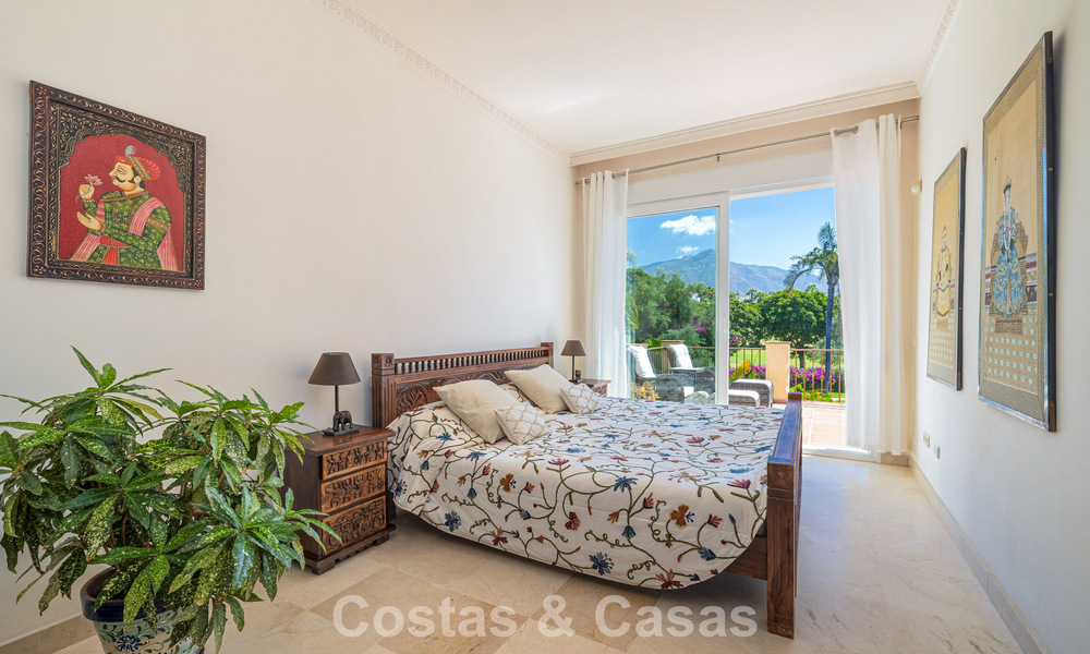 Villa jumelée avec un excellent potentiel à vendre, en première ligne de golf à Nueva Andalucía, Marbella 802882