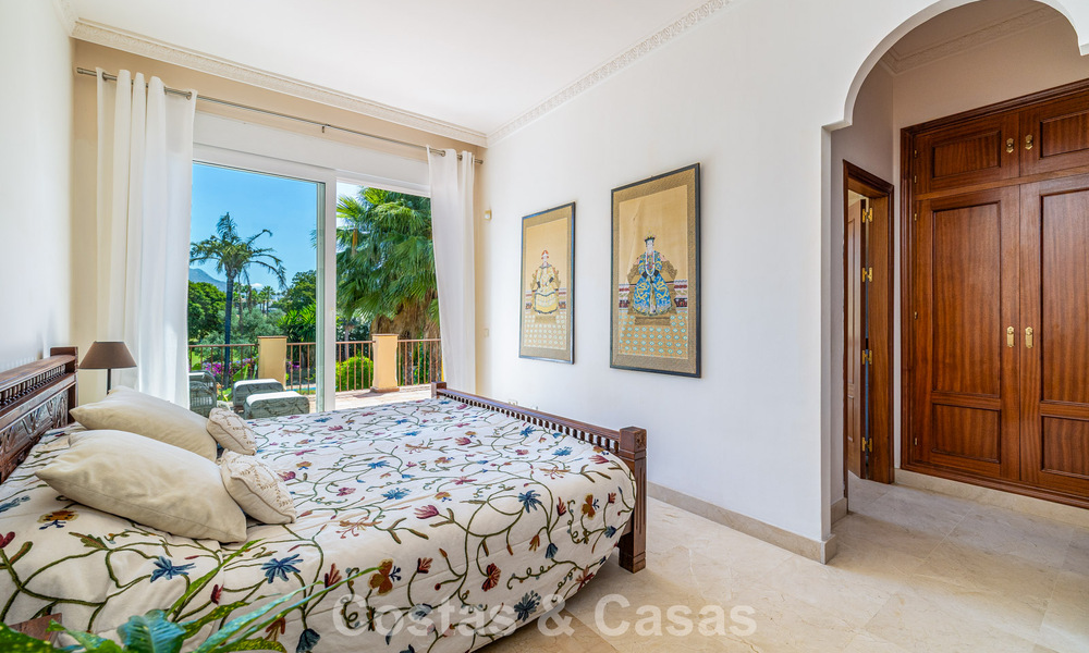Villa jumelée avec un excellent potentiel à vendre, en première ligne de golf à Nueva Andalucía, Marbella 802883