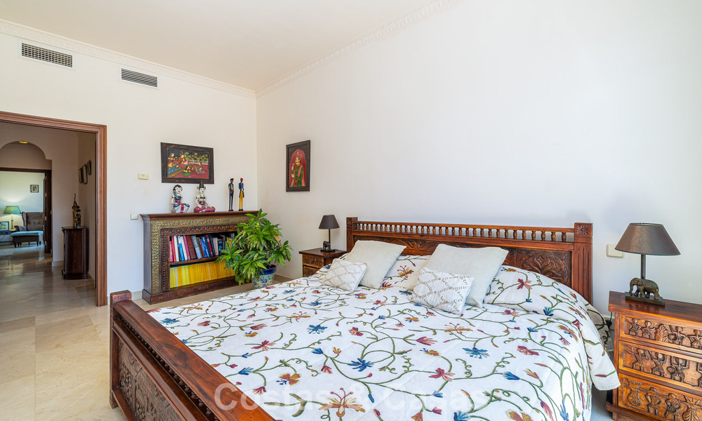 Villa jumelée avec un excellent potentiel à vendre, en première ligne de golf à Nueva Andalucía, Marbella 802885