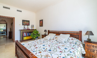 Villa jumelée avec un excellent potentiel à vendre, en première ligne de golf à Nueva Andalucía, Marbella 802885 