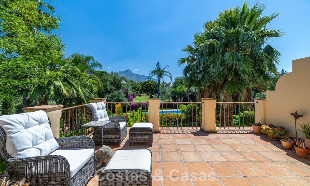 Villa jumelée avec un excellent potentiel à vendre, en première ligne de golf à Nueva Andalucía, Marbella 802886