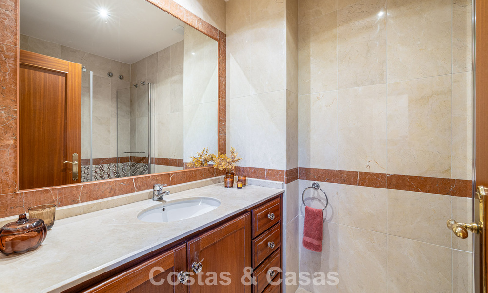 Villa jumelée avec un excellent potentiel à vendre, en première ligne de golf à Nueva Andalucía, Marbella 802888
