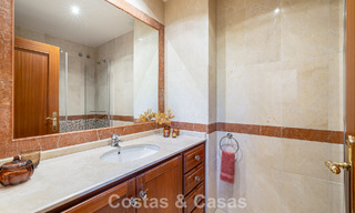 Villa jumelée avec un excellent potentiel à vendre, en première ligne de golf à Nueva Andalucía, Marbella 802888 