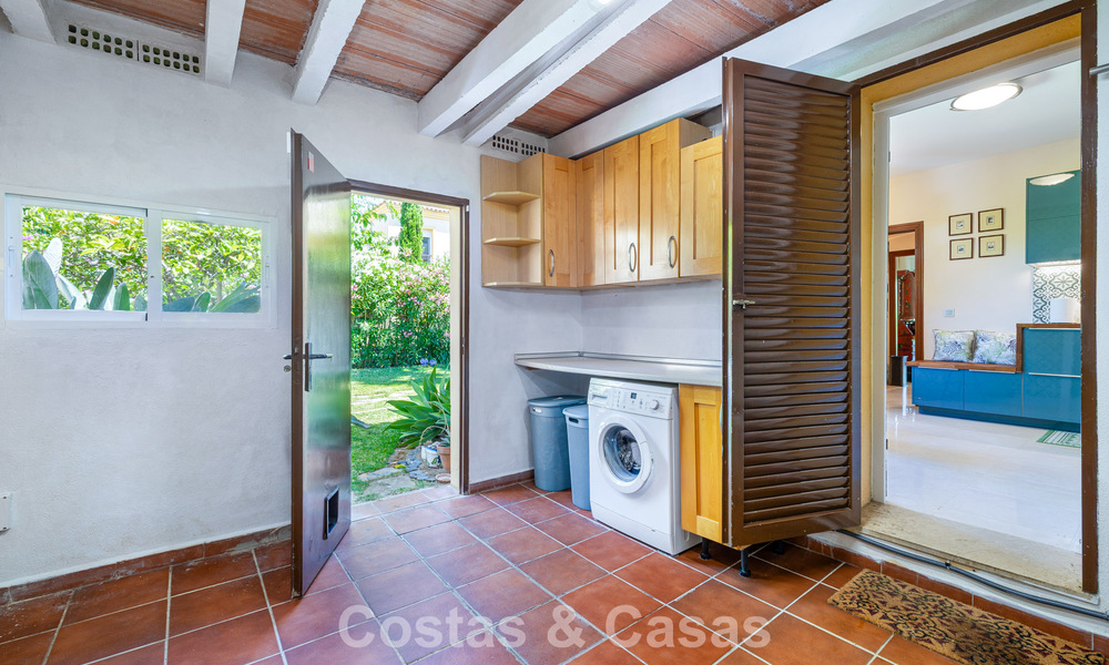 Villa jumelée avec un excellent potentiel à vendre, en première ligne de golf à Nueva Andalucía, Marbella 802890