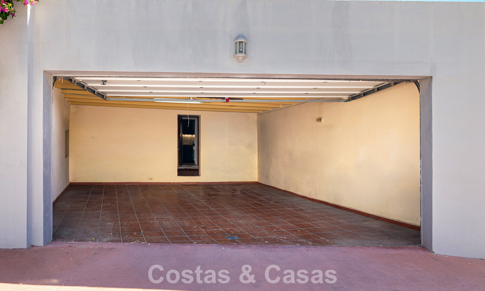 Villa jumelée avec un excellent potentiel à vendre, en première ligne de golf à Nueva Andalucía, Marbella 802891