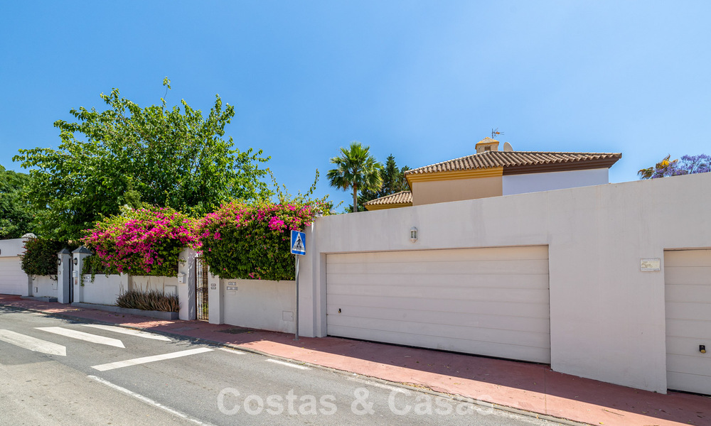Villa jumelée avec un excellent potentiel à vendre, en première ligne de golf à Nueva Andalucía, Marbella 802892