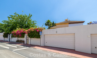 Villa jumelée avec un excellent potentiel à vendre, en première ligne de golf à Nueva Andalucía, Marbella 802892 