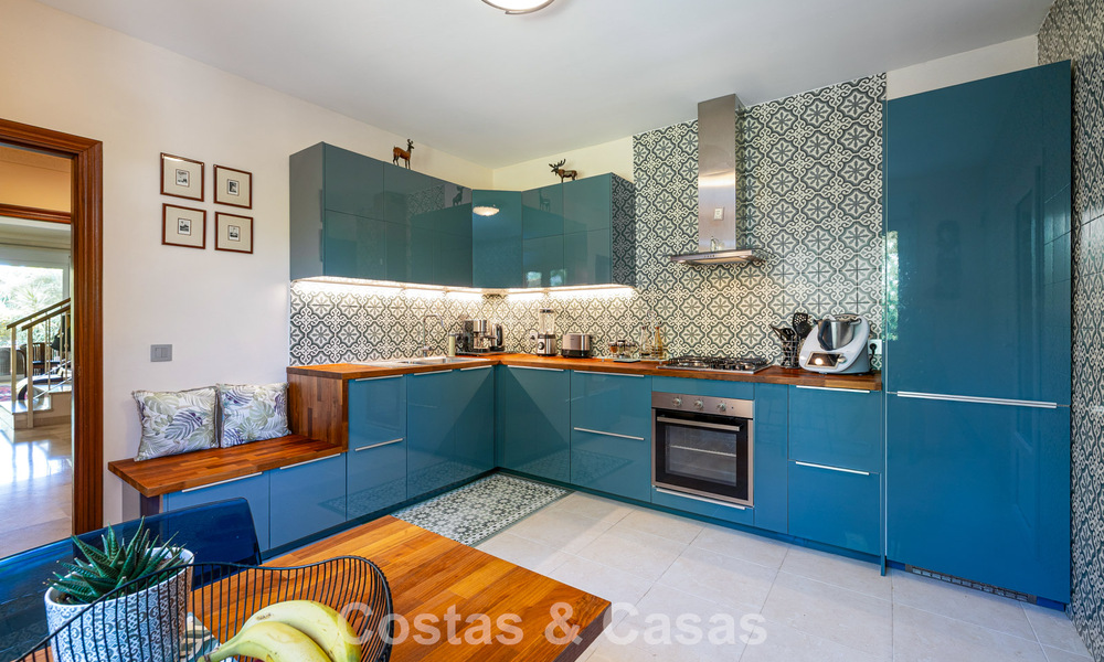 Villa jumelée avec un excellent potentiel à vendre, en première ligne de golf à Nueva Andalucía, Marbella 802893