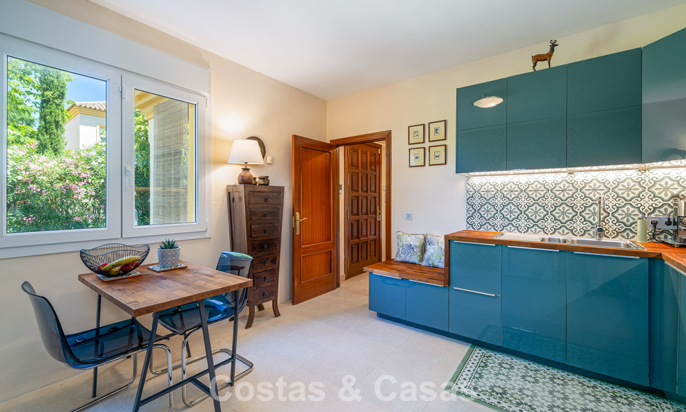 Villa jumelée avec un excellent potentiel à vendre, en première ligne de golf à Nueva Andalucía, Marbella 802895