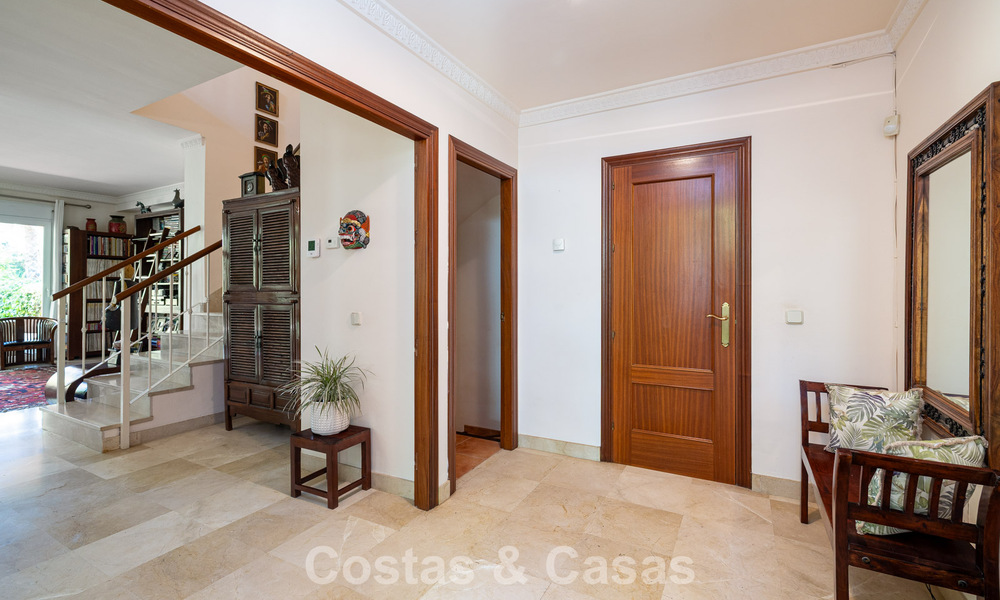Villa jumelée avec un excellent potentiel à vendre, en première ligne de golf à Nueva Andalucía, Marbella 802897