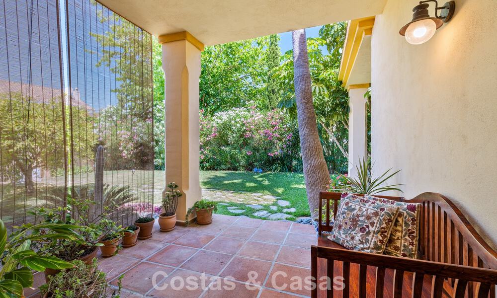 Villa jumelée avec un excellent potentiel à vendre, en première ligne de golf à Nueva Andalucía, Marbella 802898