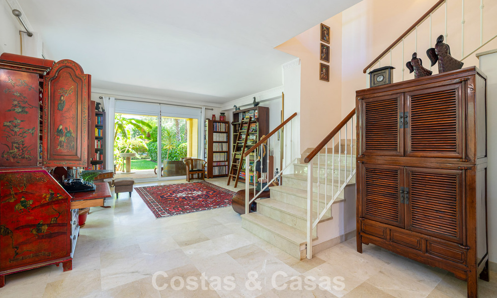 Villa jumelée avec un excellent potentiel à vendre, en première ligne de golf à Nueva Andalucía, Marbella 802899