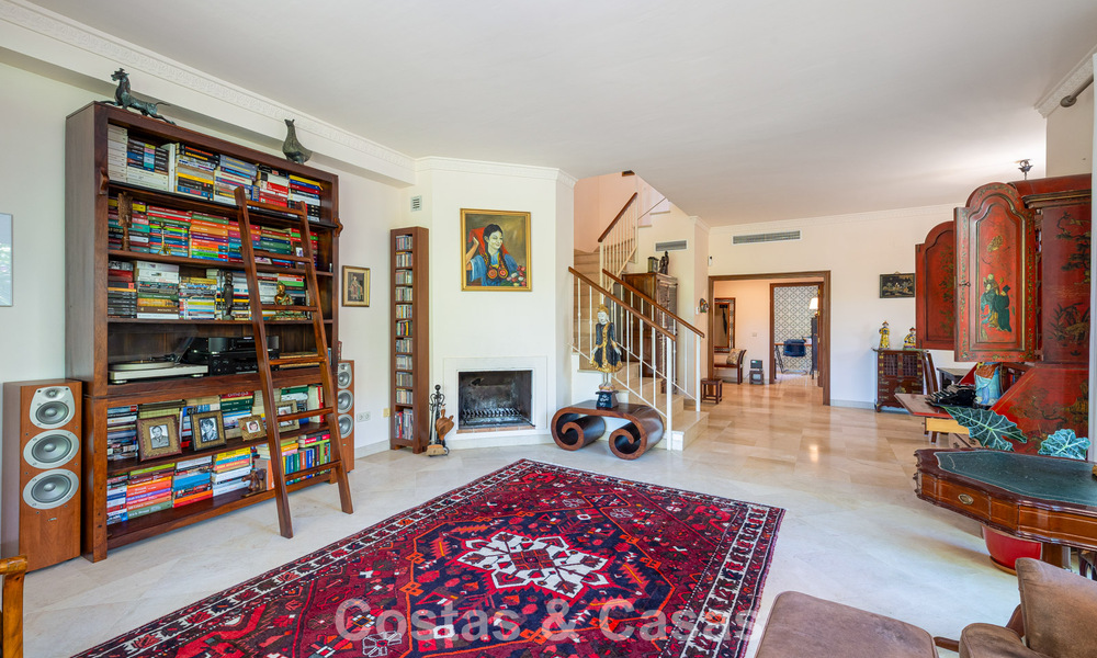 Villa jumelée avec un excellent potentiel à vendre, en première ligne de golf à Nueva Andalucía, Marbella 802900