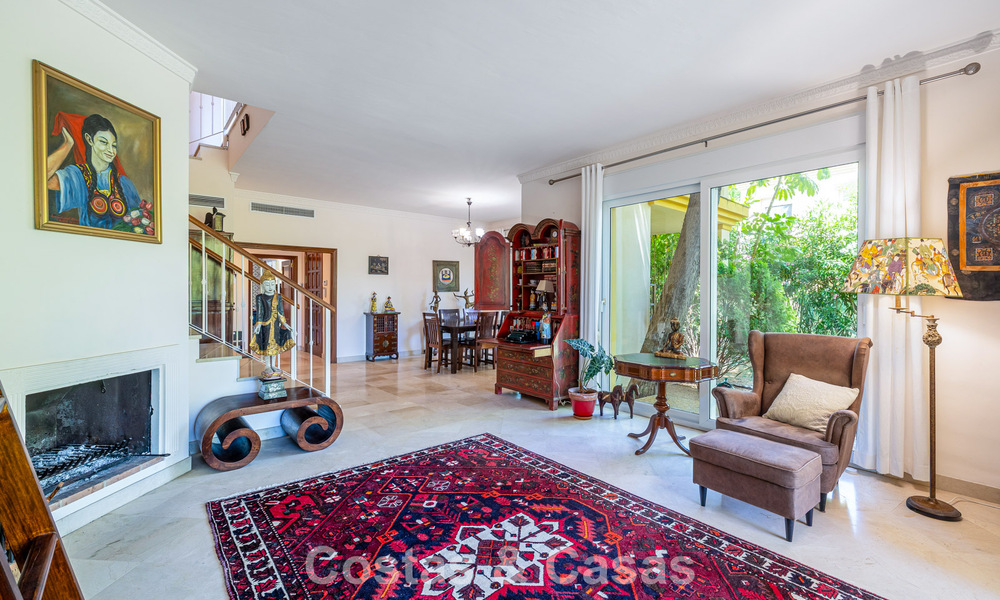 Villa jumelée avec un excellent potentiel à vendre, en première ligne de golf à Nueva Andalucía, Marbella 802903