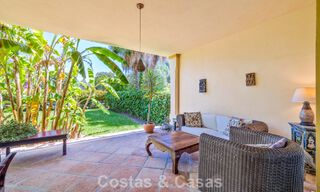 Villa jumelée avec un excellent potentiel à vendre, en première ligne de golf à Nueva Andalucía, Marbella 802904 